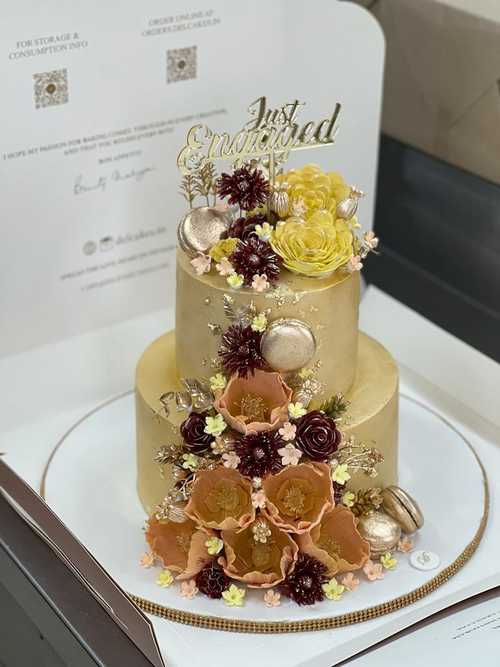 Floral-Cake-Golden-And-White