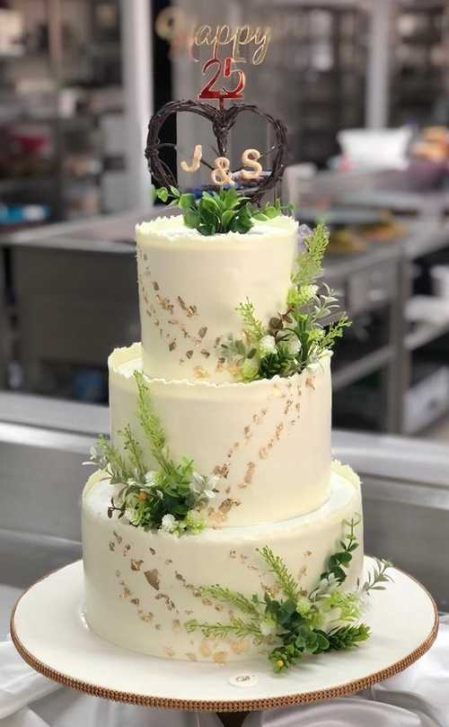 The Prettiest Cake Designs To Swoon Over : engagement cake