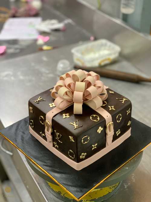 Gucci / Louis Vuitton / Chanel Cake Tutorial - Designer Cake 